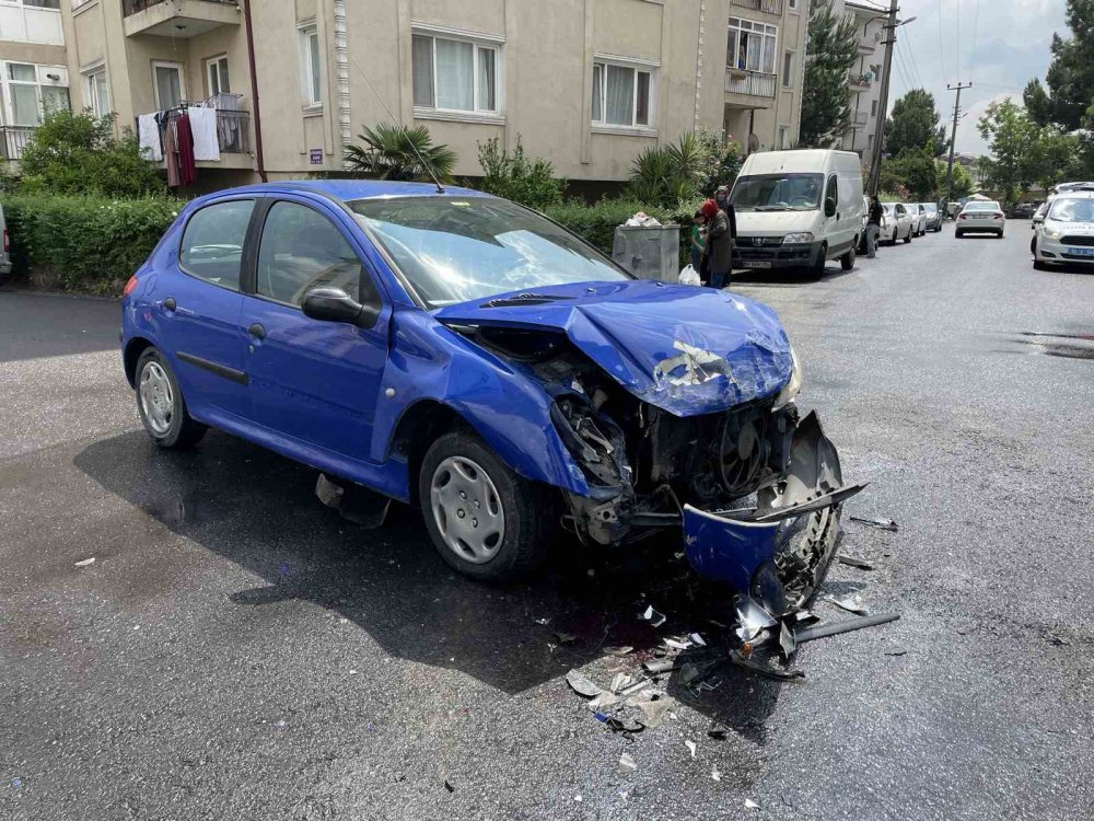 Otomobil ile hafif ticari araç  çarpıştı: 2 yaralı