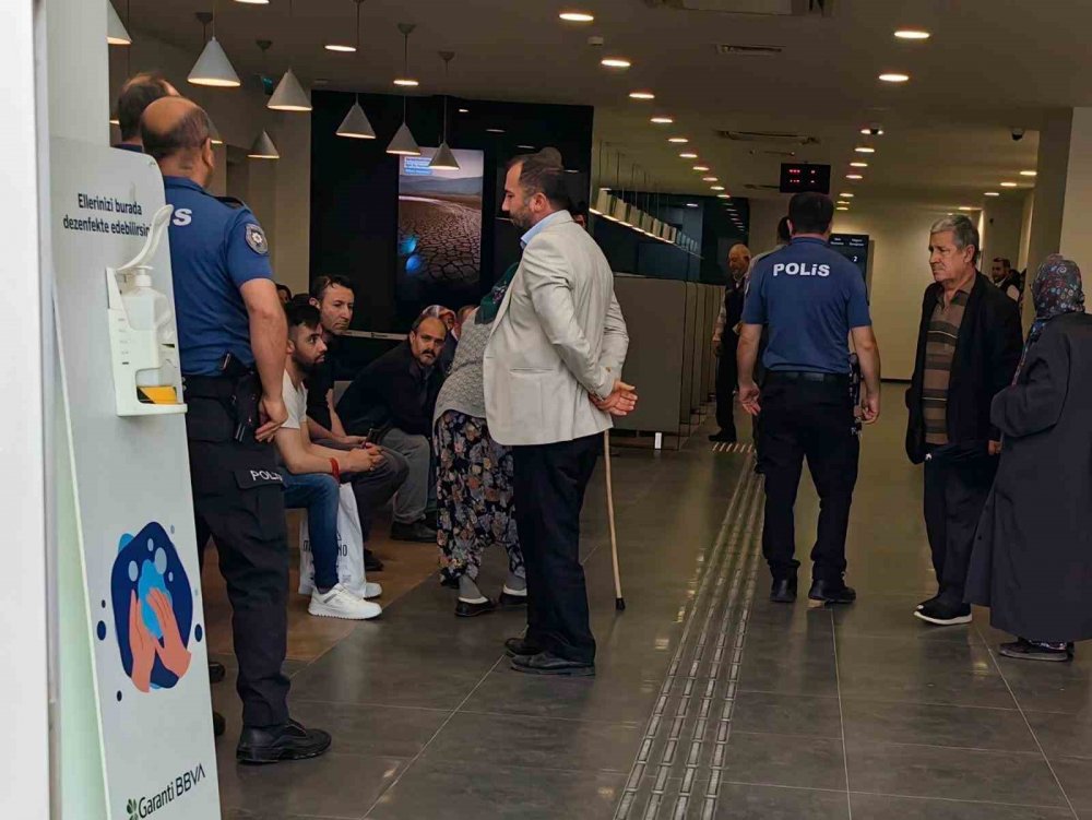 Yaşlı kadını dolandırılmaktan polis kurtardı