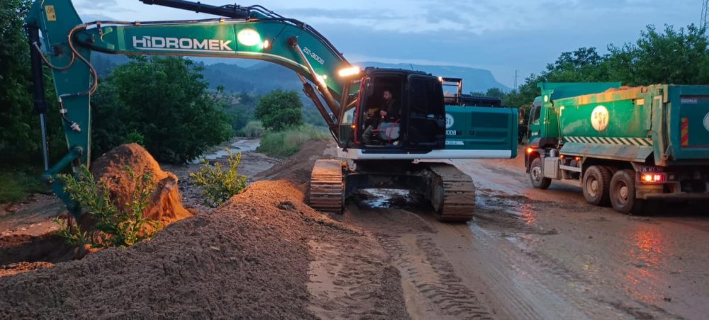 Ekipler sel sonrası bozulan yolları için yoğun mesai harcadı