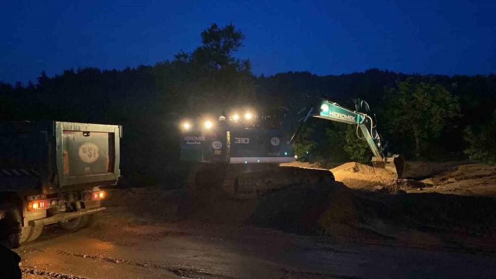 Ekipler sel sonrası bozulan yolları için yoğun mesai harcadı