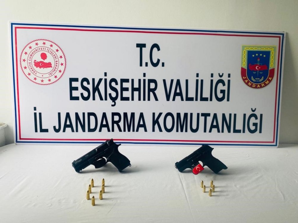 Silahlarını satamadan yakalandı