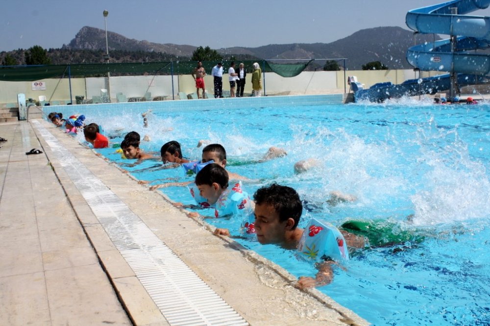 Osmaneli'nde yüzme havuzu faaliyete girdi