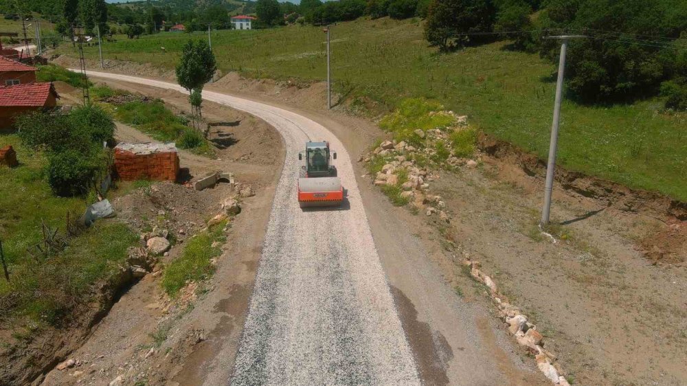 Bozüyük’te yol düzenleme çalışmaları devam ediyor