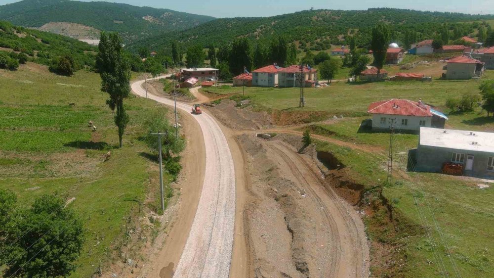 Bozüyük’te yol düzenleme çalışmaları devam ediyor