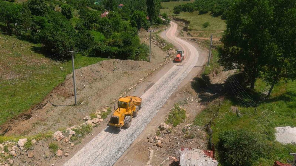 Bozüyük’te yol düzenleme çalışmaları devam ediyor