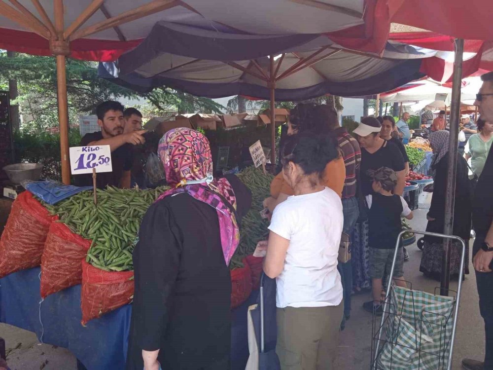 Pazar tezgahlarında bayram yoğunluğu