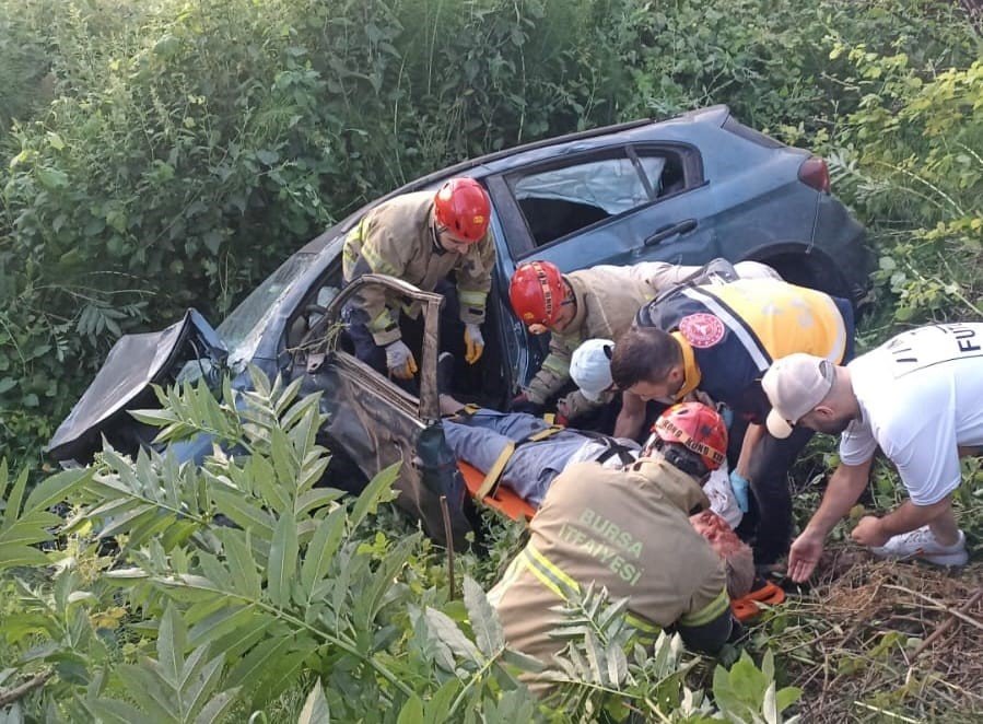 Otomobil dere yatağına uçtu: 1 ölü 3 yaralı