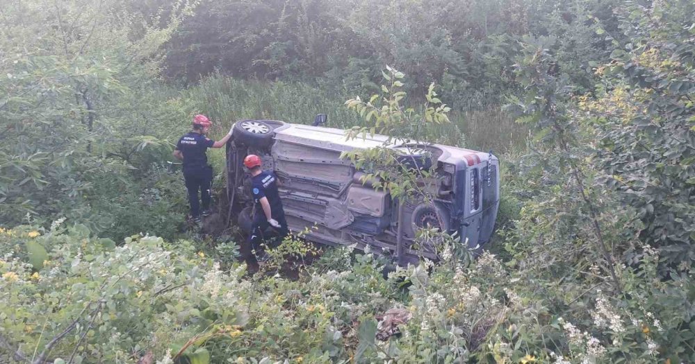 Hafif ticari araç şarampole devrildi: 6 yaralı