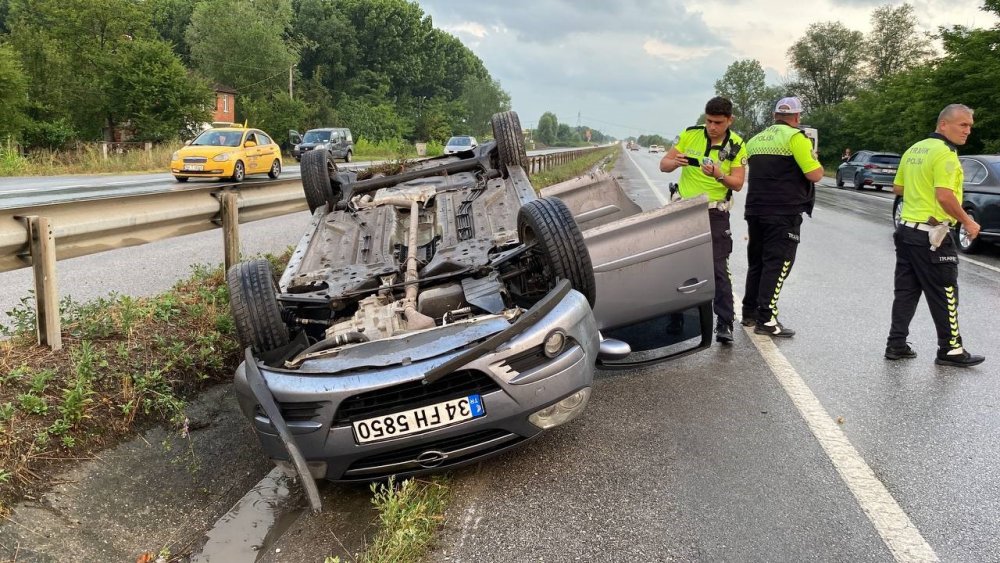 Bariyerlere çarpan otomobil ters döndü