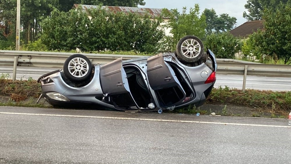 Bariyerlere çarpan otomobil ters döndü