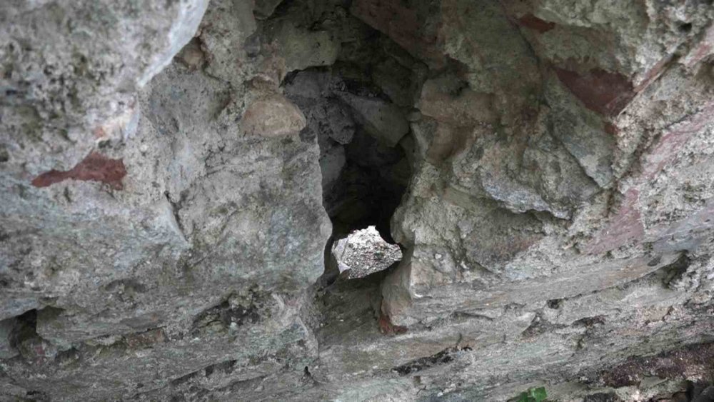 Tarihi hamam defineciler tarafından talan edildi