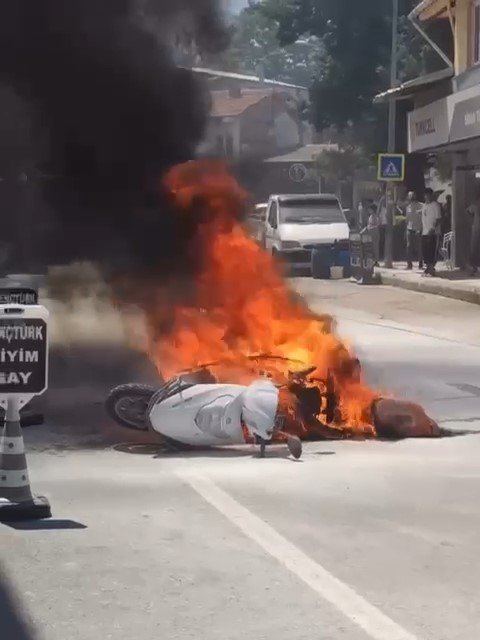 Motosiklet alev topuna döndü