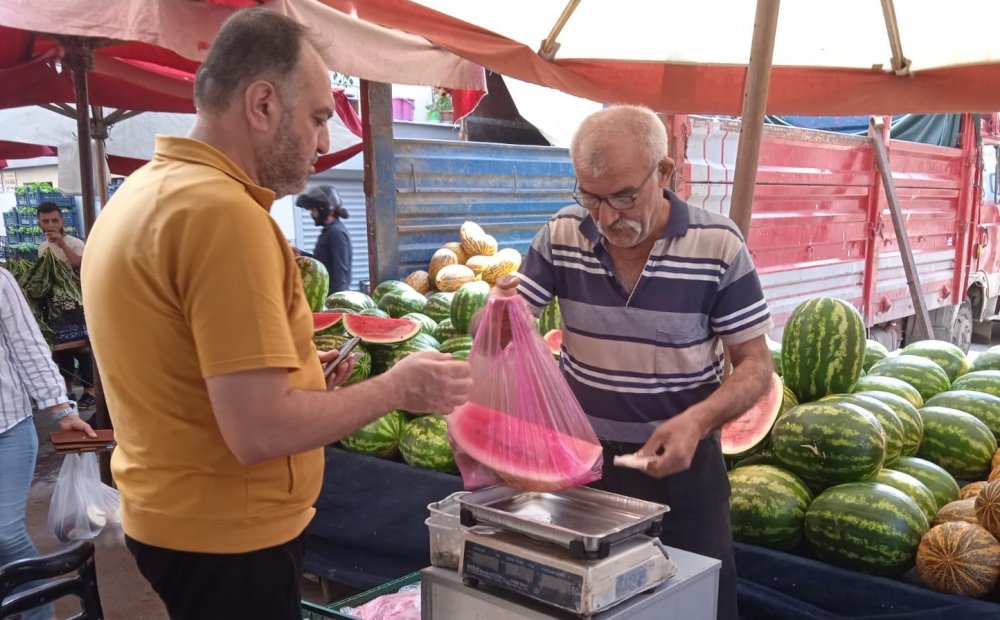 Tamamını alamayan çeyrek karpuzu tercih ediyor