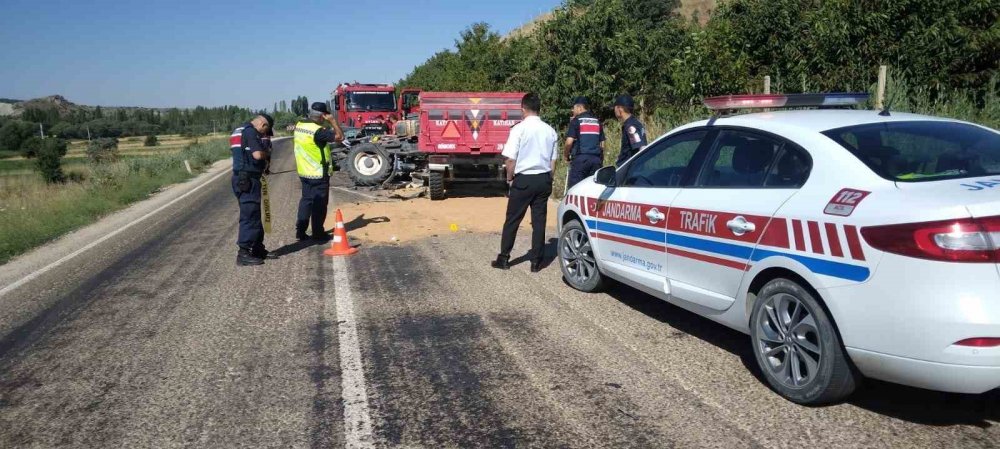 Otomobil traktöre çarpıştı, 1 ölü