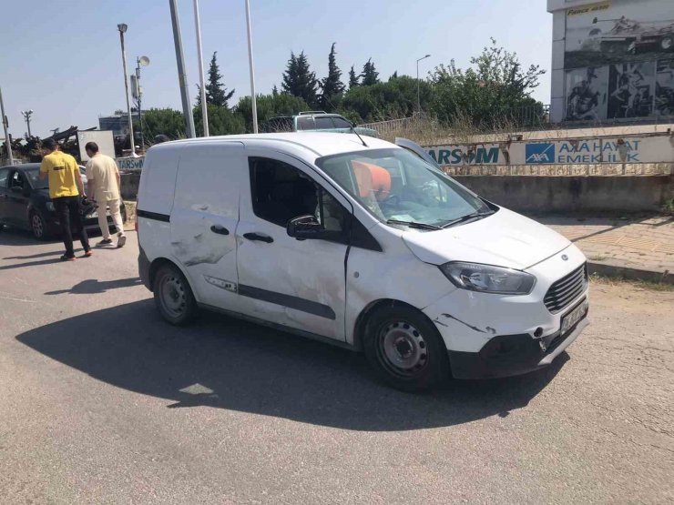 Edirne’de otomobille çarpışan motosikletli kurye yaralandı