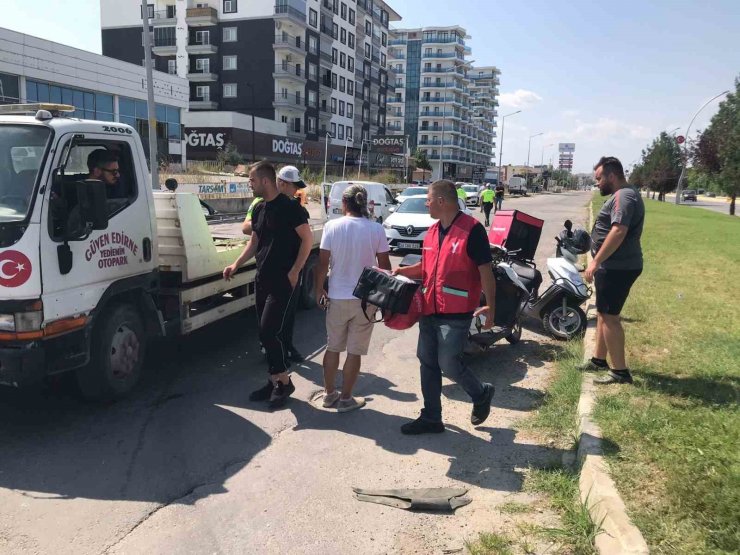 Edirne’de otomobille çarpışan motosikletli kurye yaralandı