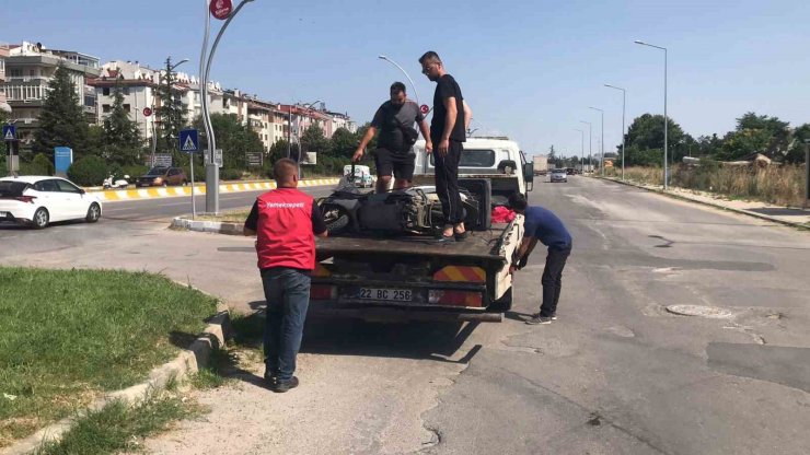 Edirne’de otomobille çarpışan motosikletli kurye yaralandı