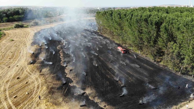 Edirne’de tarlada çıkan yangında 250 saman balyası küle döndü