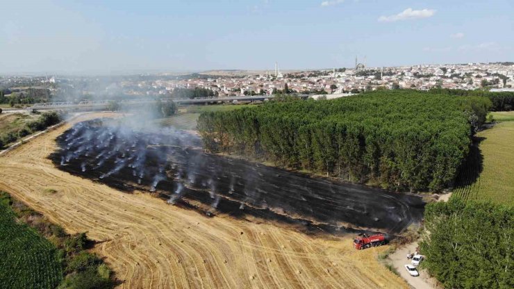 Edirne’de tarlada çıkan yangında 250 saman balyası küle döndü