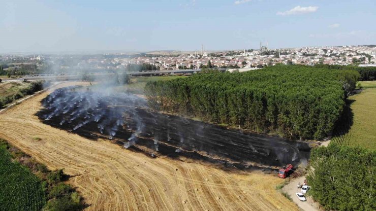 Edirne’de tarlada çıkan yangında 250 saman balyası küle döndü