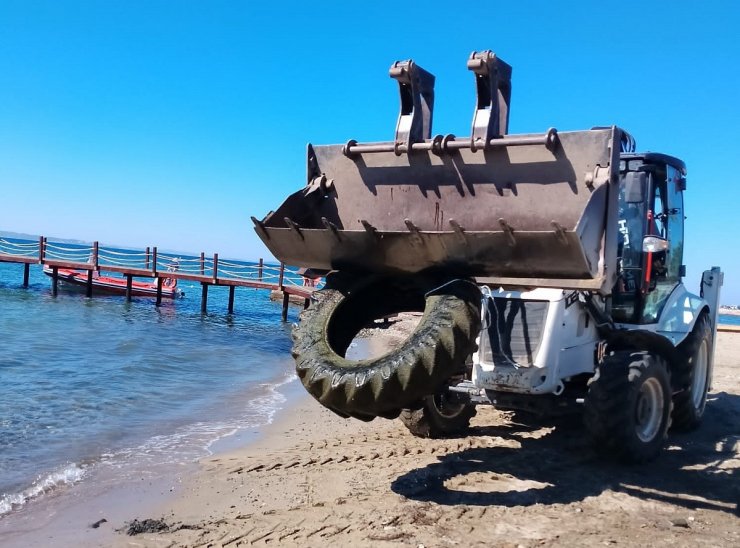 Denizde insanları yaralayan kamyon lastiğini itfaiye dalgıçları çıkardı