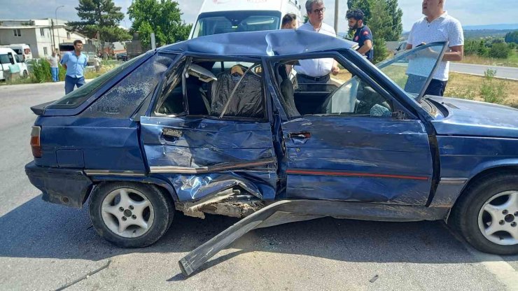 Gediz’deki trafik kazasında 3 kişi yaralandı