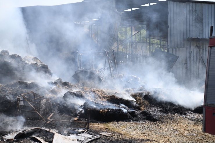 Keşan’da yangın: 4 bin saman balyası, 1 traktör ve sera kullanılamaz hale geldi