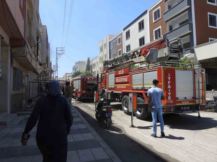 İtfaiye eri canını hiçe sayarak dumanların arasına daldı