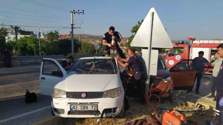 Antalya’da kontrolsüz kavşakta kaza: 3 yaralı