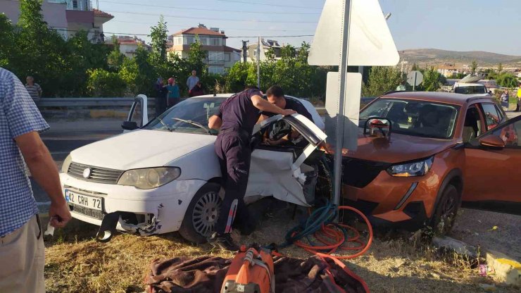 Antalya’da kontrolsüz kavşakta kaza: 3 yaralı