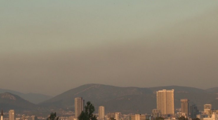 Manisa’da yanan ormandan yükselen dumanlar İzmir’den görülüyor