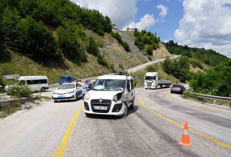 Cenaze merasimine katılmaya giden ailenin bulunduğu araç ile cip çarpıştı: 9 yaralı