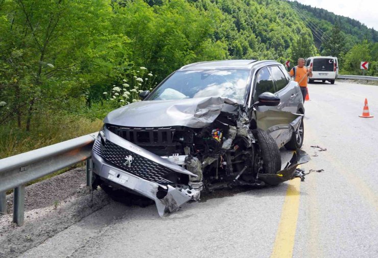 Cenaze merasimine katılmaya giden ailenin bulunduğu araç ile cip çarpıştı: 9 yaralı