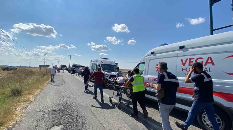 Tekirdağ’da işçileri taşıyan minibüs elektrik direğine çarptı: 7 yaralı