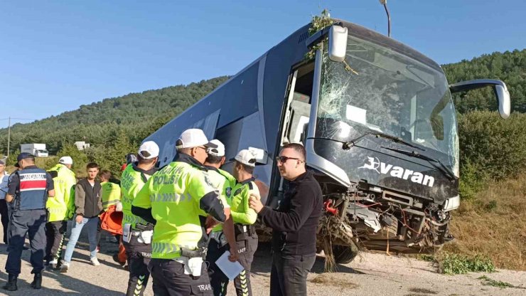 Yolcu Otobüsü Yoldan Çıktı: 2’si Ağır 14 Yaralı