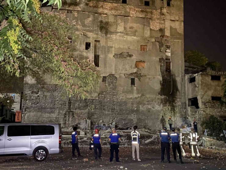 Beyoğlu’nda Metruk Binada Çökme Meydana Geldi