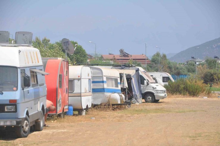 Fethi Bey Parkı, Karavanlarla Doldu Vatandaşlar Tepki Gösterdi