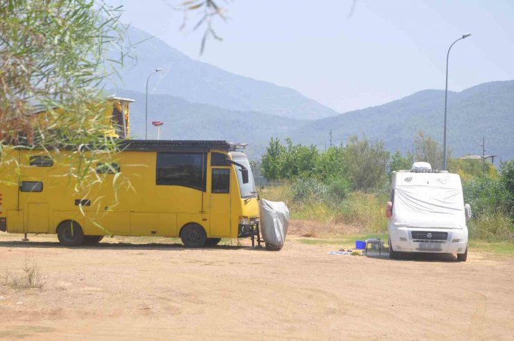 Fethi Bey Parkı, Karavanlarla Doldu Vatandaşlar Tepki Gösterdi