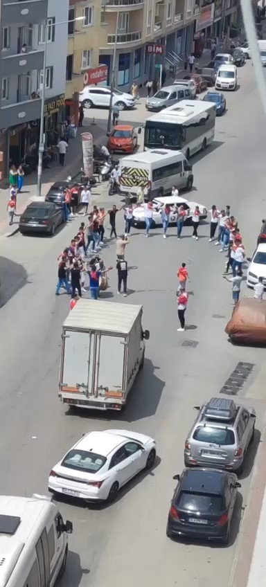 Trafiği Kesip Halay Çektiler