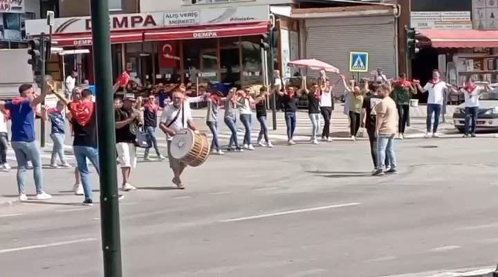 Trafiği Kesip Halay Çektiler