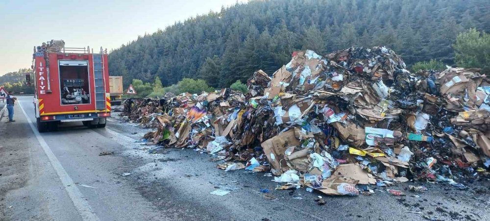 Seyir Halindeki Tır Alev Topuna Döndü