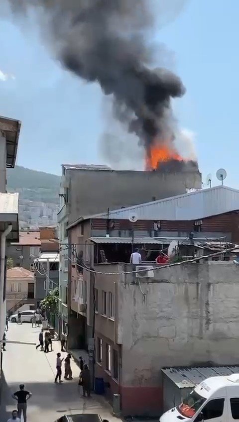 4 Katlı Binanın Çatı Katı Alev Alev Yandı