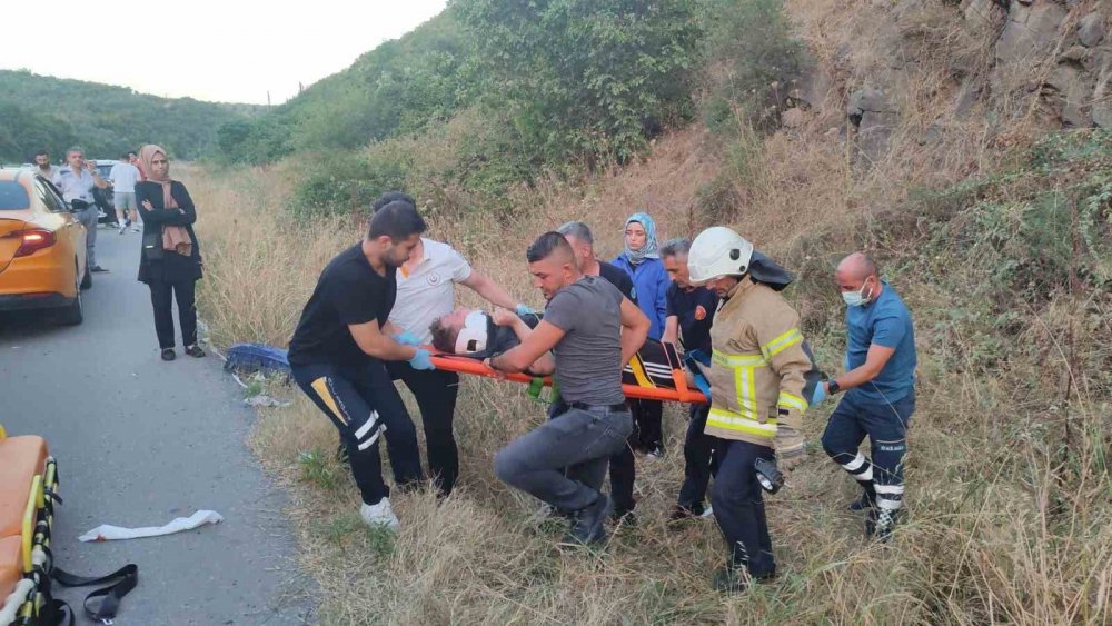 Takla Atan Otomobilden Savrulan 2 Genç Hayatını Kaybetti