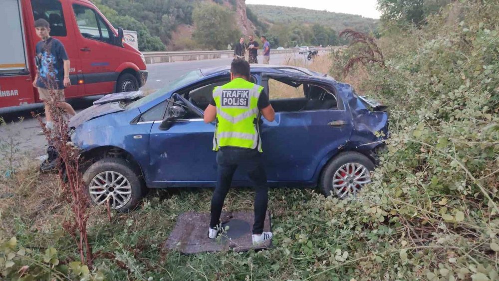 Takla Atan Otomobilden Savrulan 2 Genç Hayatını Kaybetti