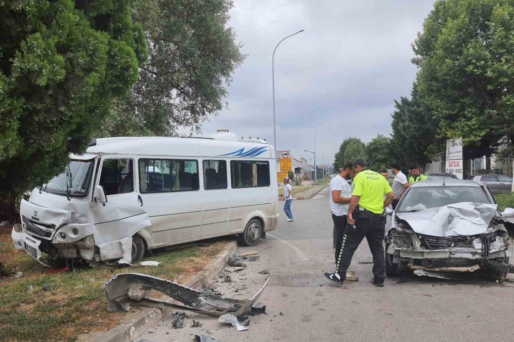 Otomobil İle Minibüs Çarpıştı : 4 Yaralı