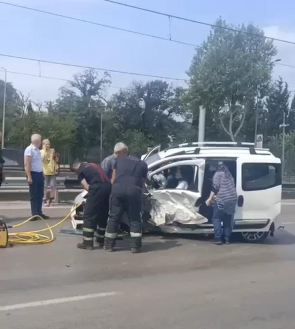 Ticari Araç Metrelerce Savruldu, Sürücüsü Sıkıştı