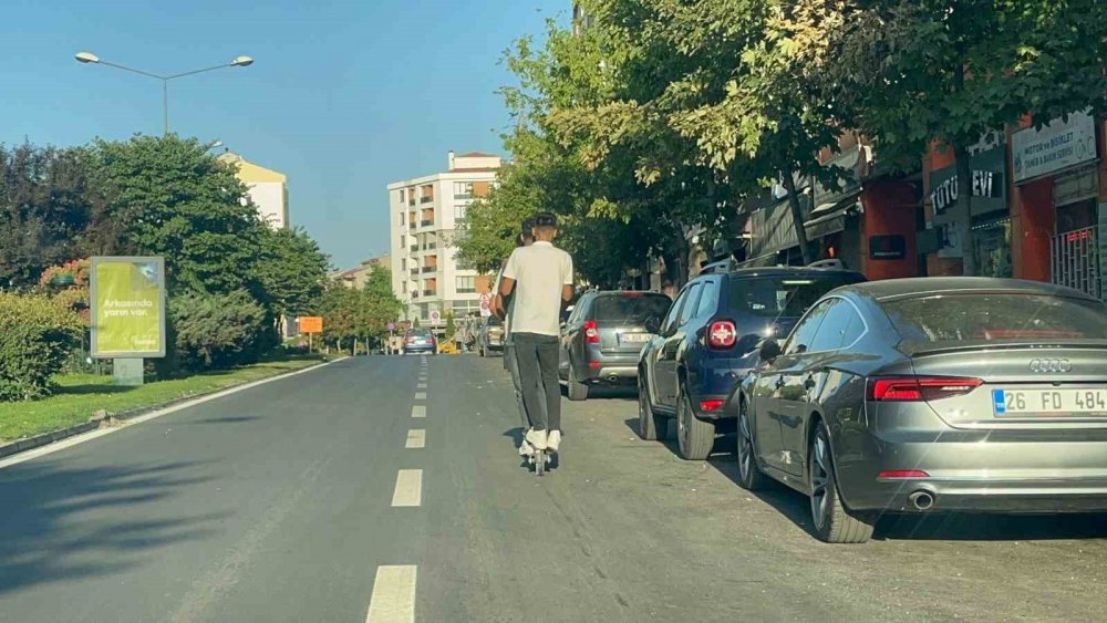 Bir Scooterde 3 Kişi