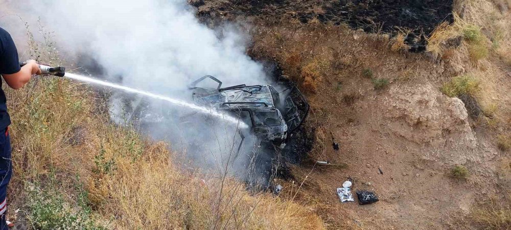 Kaza Yapan Araç Alev Aldı: 2 Yaralı