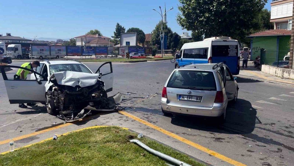 3 Kişinin Yaralandığı Kaza Kamerada