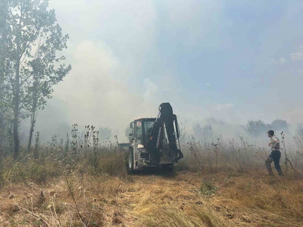 Kıvılcım 90 Dönüm Tarlayı Yaktı